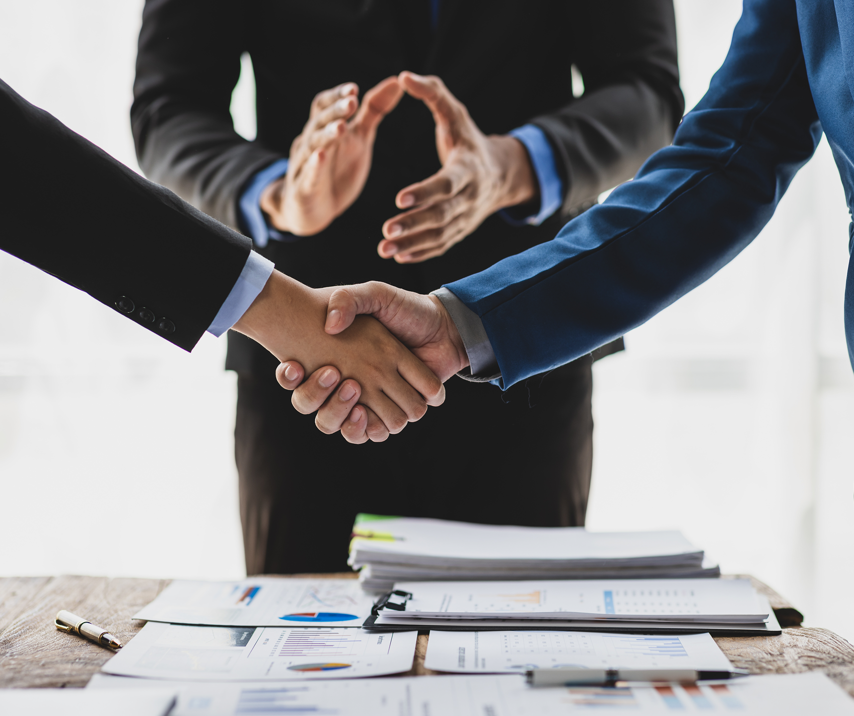 ONE Customer shaking hand for dispute management.